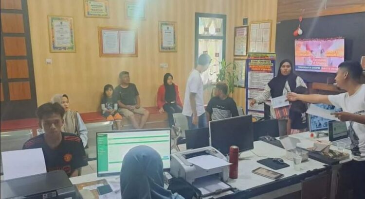 PELAYANAN—Terlihat suasana pelayanan Disdukcapil Sawahlunto pada hari libur Sabtu dan Minggu, untuk memudahkan warga mengurus dokumen kependudukan menghadapi Pilkada serentak Tahun 2024