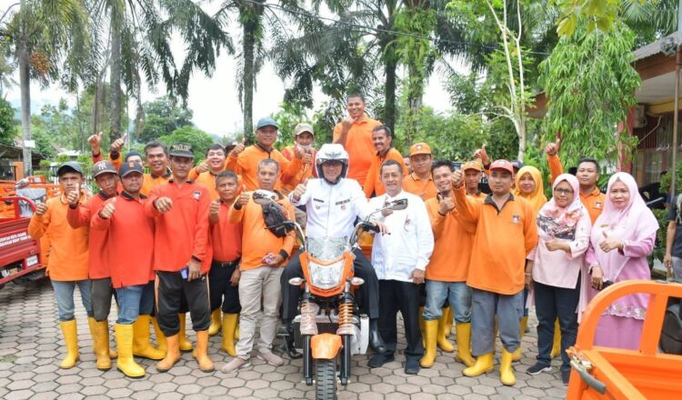 Hendri Septa saat menjabat Walikota Padang bersama pasukan oranye