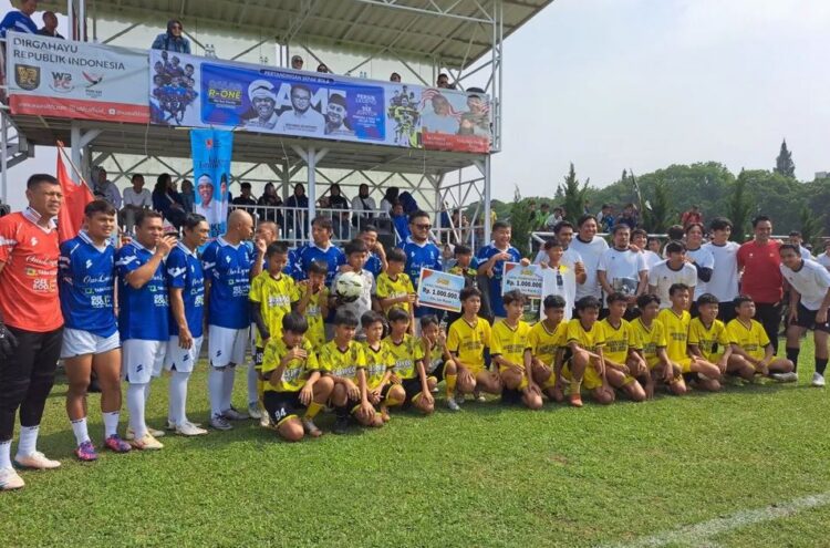 PERTANDINGAN PERSAHABATAN— Pertandingan persahabatan antara Komunitas Sepak Bola Seputar Jurnalis atau Seejontor FC (SJFC) vs Persib Legend rampung digelar di Lapangan Batununggal, Bandung, Minggu (3/11).