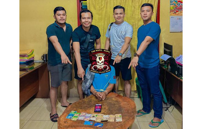 TOGEL— Pelaku IL (37) yang diduga bandar togel ditangkap jajaran Satreskrim Polres Agam.