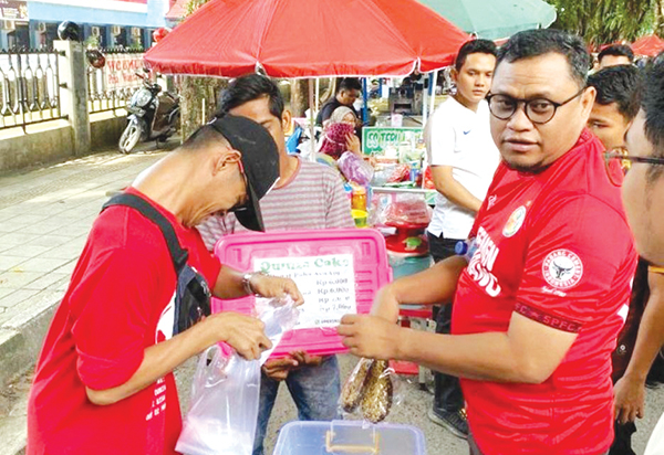 BORONG DAGANGAN— Calon Wali Kota Padang nomor urut 2 Muhammad Iqbal, memborong dagangan pelaku UMKM saat joging dan jalan sehat bersama kalangan muda, khususnya generasi Z (Gen Z) di GOR H Agus Salim, Mingu (10/11) lalu