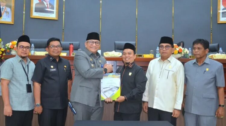 berfoto bersama--Pjs Wali Kota Padang dan Ketua  DPRD  Padang berfoto bersama usai sepakati APBD 2025.