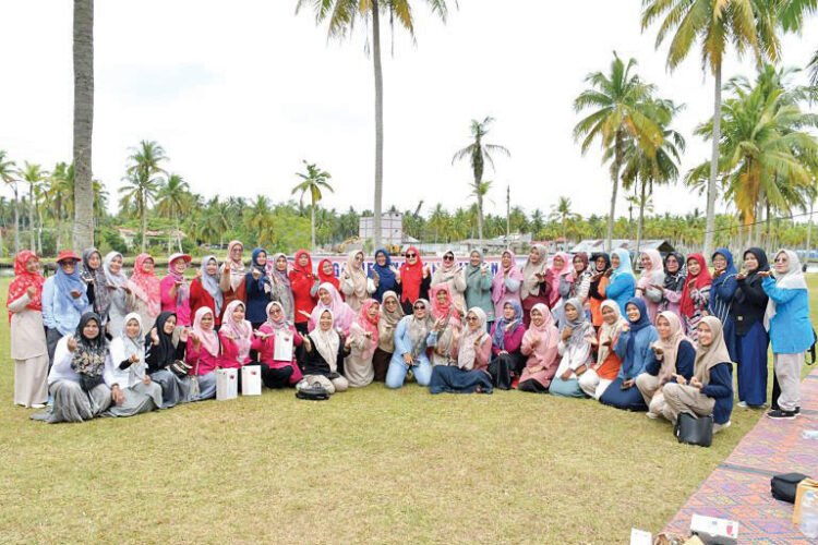 FAMILY GATHERING— Keluarga Besar Dharma Wanita Persatuan (DWP) Kabupaten Agam gelar family gathering di lokasi Objek Wisata Muaro Mati, Kecamatan Tanjung Mutiara, Rabu (6/11).