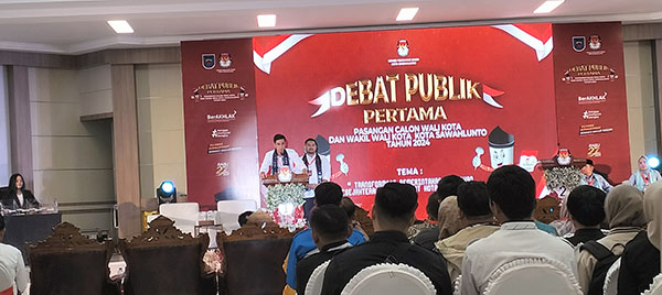 DIPANDU—Debat dipandu oleh dua orang pembawa acara, membacakan pertanyaan dari para panelis yang berjumlah 10 orang.