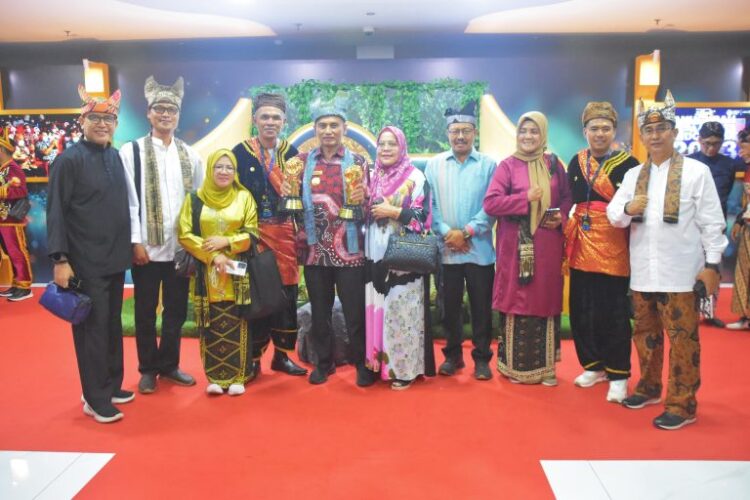 MALAM PUNCAK ADWI— Pjs Bupati Agam, Endrizal, bersama Pjs Ketua TP PKK Kabupaten Agam, Ny Een Endrizal hadiri malam puncak ADWI 2024, di Gedung Teater TMII Jakarta, Minggu (17/11).