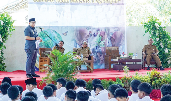 TALKSHOW— Pj Wako Andree Harmadi Algamar mengajak generasi muda berperan aktif dalam pelestarian lingkungan, saat menjadi keynote speaker dalam Talk Show Generasi Muda Pecinta Lingkungan Hidup di aula SMAN 1 Padang, Senin (11/11).