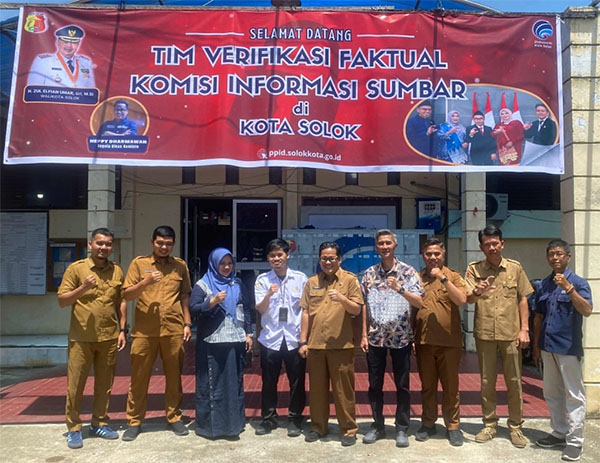 SAMBUT—
Rombongan disambut oleh Kepala Dinas Kominfo Kota Solok Heppy Dharmawan, SS, M.Si, bersama Kepala Bidang Informasi dan Komunikasi Publik, Alwa Dudi ST, MM serta Pranata Humas Muda Beny Junaidi, S.Sos, M.I.Kom.