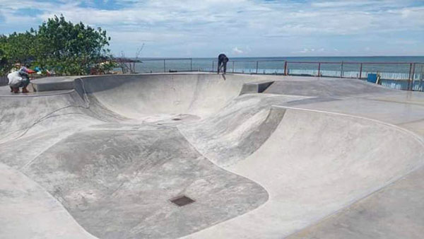 ARENA SKATEPARK— Pj Sekda Padang Yosefriawan, meninjau arena skatepark yang berada di kawasan objek Pantai Padag, Muaro Lasak, Jumat (8/11).