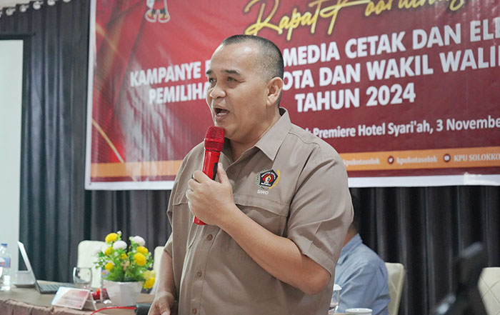 Sekretaris PWI Sumbar Firdaus Abie yang juga Direktur POSMETRO PADANG menjadi narasumber pada Rakor bertajuk Kampanye Bersama Media Massa pada Pilkada Kota Solok, tahun 2024, di  Premier Hotel Syariah Solok.