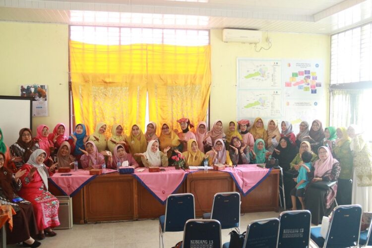 USAI— Ketua Gabungan Organisasi Wanita (GOW) Kota Solok, Dona Ramadhani Kirana Putra usai kegiatan foto bersama.