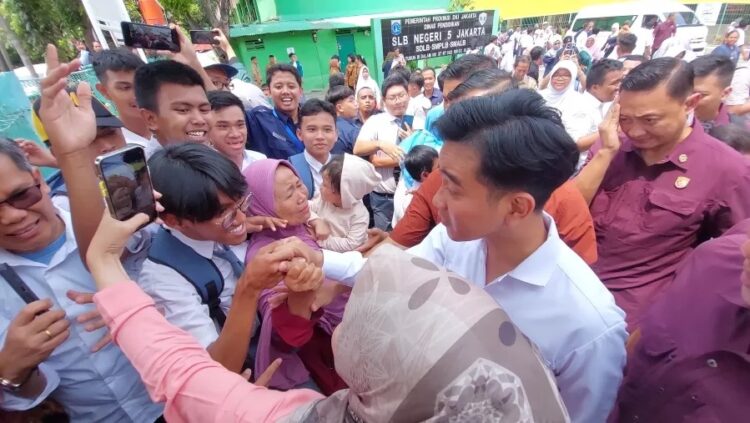 MEMANTAU— Wakil Presiden RI Gibran Rakabuming Raka memantau pelaksanaan uji coba makan bergizi gratis (MBG).