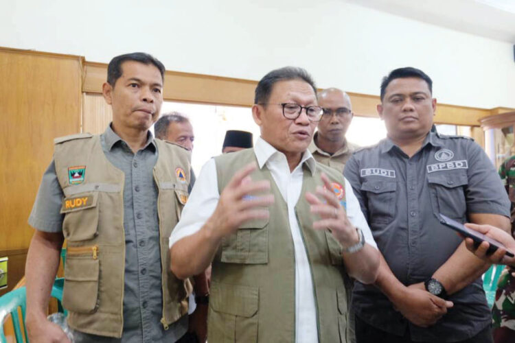 RAPAT DARURAT— Widyaiswara Ahli Utama BNPB, Harmensyah, datang ke Sumbar untuk menggelar rapat darurat bersama
instansi terkait membahas status Gunung Marapi yang meningkat ke level Siaga, Jumat (8/11.