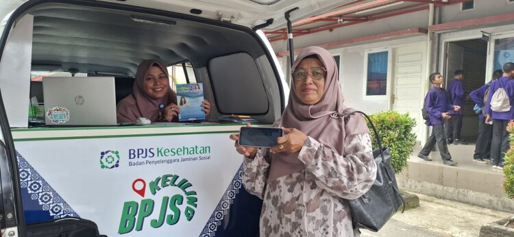 MANFAATKAN BPJS— Seorang guru di Payakumbuh manfaatkan layanan BPJS Keliling.