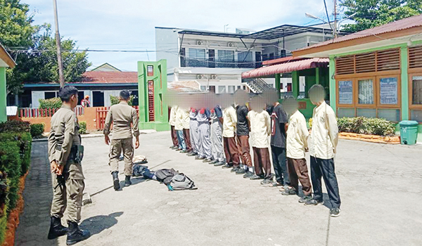 BOLOS SEKOLAH— Petugas Satpol PP Kota Padang mengamankan belasan pelajar SMK di salah satu warung di kawasan Anduring, Kecamatan Kuranji, Jumat (8/11).