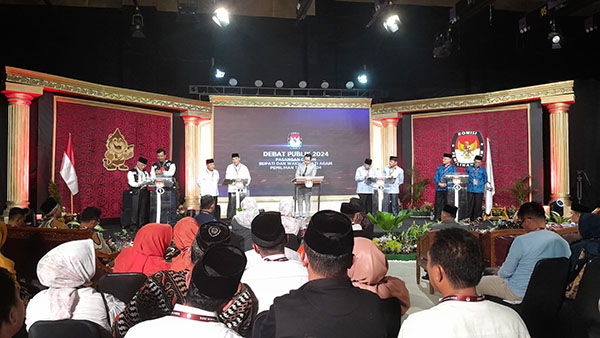 DEBAT PASLON— KPU Agam menggelar debat publik pertama pemilihan kepala daerah Agam tahun 2024 di TVRI Sumatera Barat, pada Sabtu (9/11).