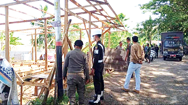 PEMBONGKARAN— Petugas Satpol PP Padang kembali melakukan penertiban dan pembongkaran bangli semipermanen yang didirikan PKL di kawasan bantaran sungai Muaro Panjalinan, Kelurahan Bungo Pasang, Kecamatan Kototangah, Selasa (12/11).