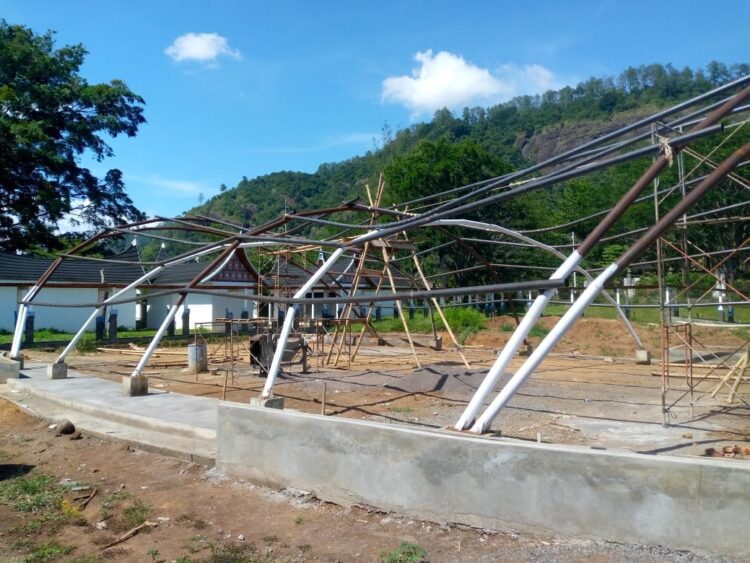 TIDAK KUNJUNG SELESAI— Kegiatan pembangunan Plaza Arena Pengunjung, di Komplek Istano Pagaruyung yang tak kunjung selesai hingga batas waktu yang ditentukan. Akhirnya Pemkab Tanahdatar melakukan pemutusan kontrak terhadap pelaksana kegiatan proyek, Jumat (15/11).