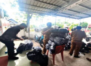 Bawaslu Padang Bagikan Atribut ke Pengawas TPS