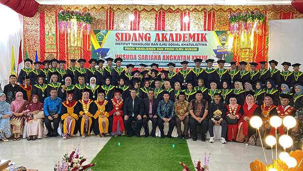 ITS Khatulistiwa Wisuda 120 Lulusan Manajemen dan Hukum