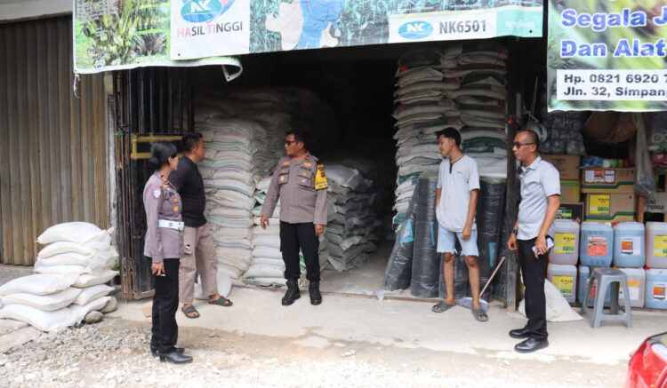 RAZIA— Tim Polres Pasbar melakukan pengecekan pupuk subsidi di salah satu kios pupuk di Kecamatan Pasaman.