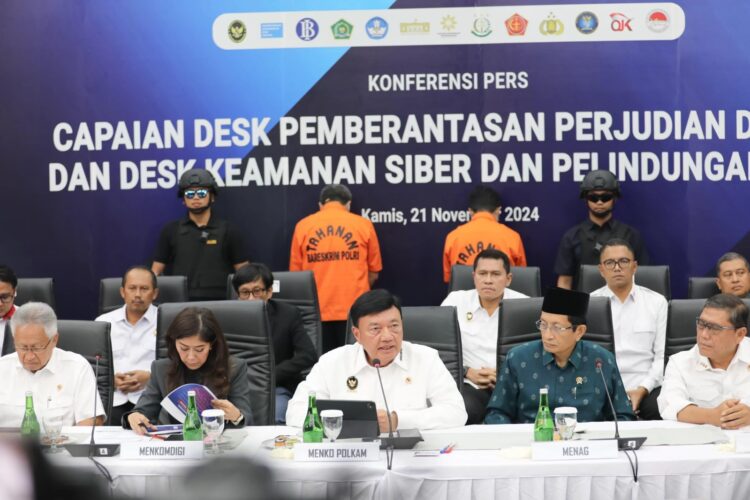 HASIL KERJA—  Menko Polkam Budi Gunawan bersama sejumlah menteri dan pimpinan lembaga menyampaikan hasil kerja desk pemberantasan judi online.