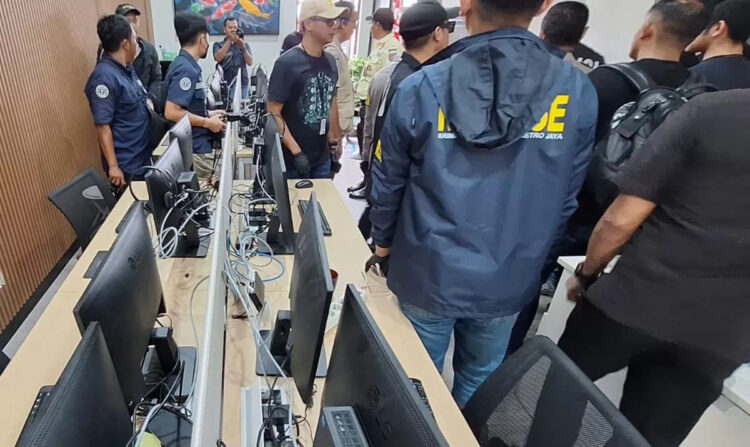 DIGELEDAH— Kantor satelit judi online di Bekasi yang melibatkan pegawai Kementerian Komdigi yang digeledah Polda Metro Jaya.