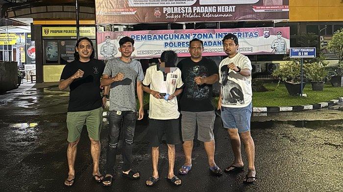 JUDI ONLINE— Pelaku Rinaldo (46) yang kedapatan melakukan judi togel online ditangkap Tim Klewang
Polresta Padang.