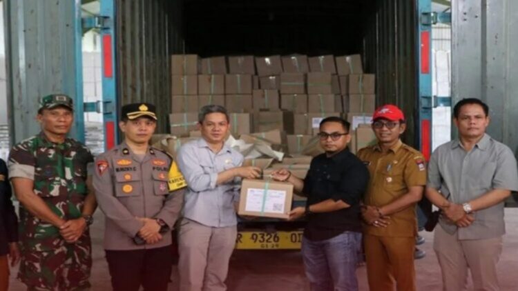 PENDISTRIBUSIAN LOGISTIK— Komisi Pemilihan Umum (KPU) Kota Padang mendahulukan pendistribusian logistik Pilkada 2024 ke tempat pemungutan suara (TPS) terjauh di Teluk Kabung Selatan pada H-1 pelaksanaan pilkada.