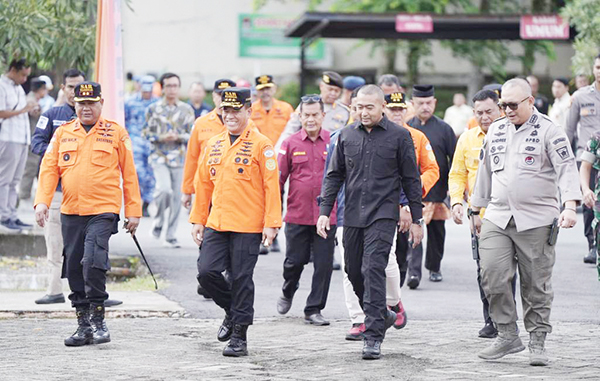 LATIHAN GABUNGAN— Kepala Basarnas Marsekal Madya (Marsma) TNI Kusworo, resmi membuka Simulasi Latihan Gabungan (Latgab) Kesiapsiagaan Menghadapi Potensi Megathrust di Sumatera Barat, yang dipusatkan di Lapangan Galanggang, Kota Padang, Kamis (31/10).