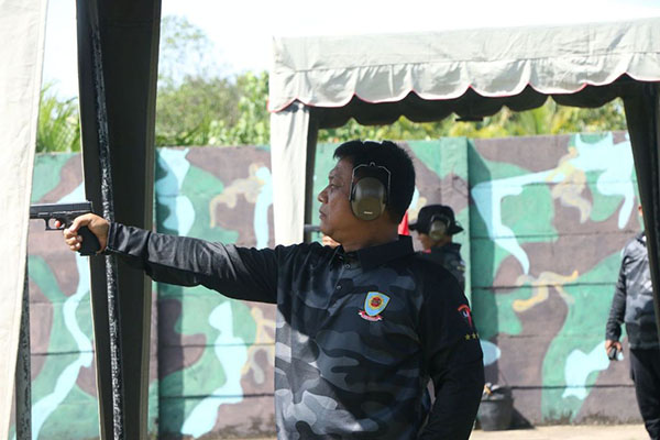 KEJUARAAN MENEMBAK— Kabid Humas Polda Sumbar mengikuti Kejuaraan Menembak di Mako Brimob Padang Sarai.