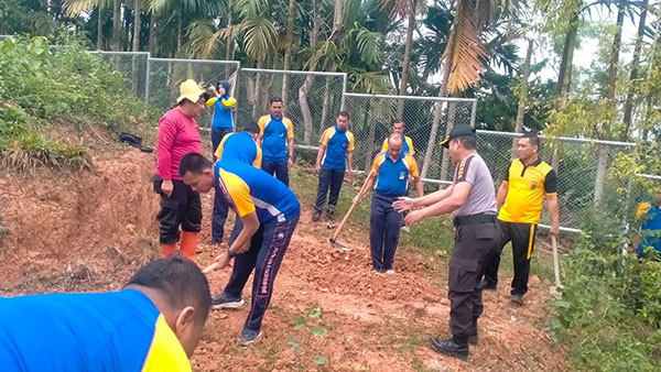 UBAH LAHAN—Kapolres Sawahlunto AKBP Purwanto Hari Subekti,  mengubah lahan kosong di area
belakang Mako Polres Sawahlunto menjadi lahan produktif.