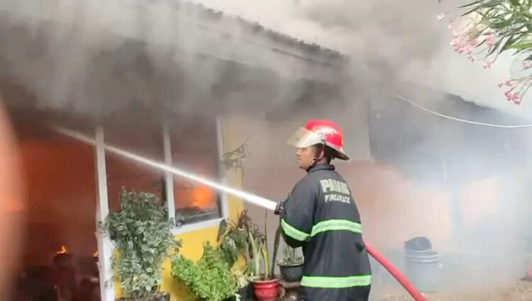 KEBAKARAN— Petugas Damkar melakukan pemadaman api yang membakar bangunan di SDN 06 Cindakir, Kecamatan Bungus Teluk Kabung.