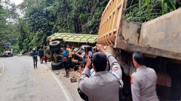 KECELAKAAN— Dua truk mengalami kecelakaan di Panorama I
Sitinjau Lauik, Kota Padang.