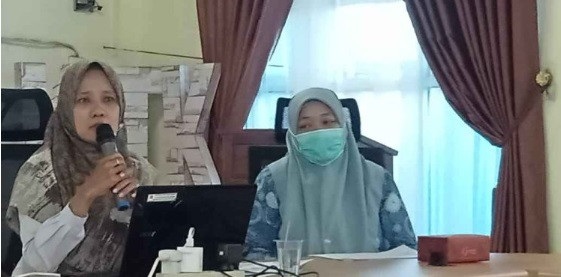 PIMPIN— Kepala Puskesmas KTK, Kota Solok, Yulia Primiyani saat pimpin pertemuan kader TB perlu