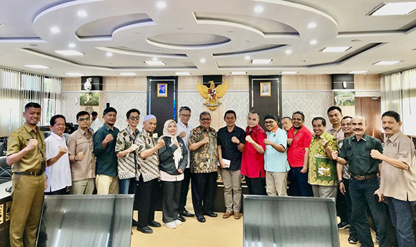 SILATURAHMI— Ketua PWI Sumbar Widya Navies bersama Sekretaris PWI Firdaus Abie, Ketua Dewan Kehormatan Provinsi (DKP) Zul Effendi dan Sekretaris Emil Mahmud, melakukan silaturahmi dengan Ketua DPRD Sumbar Muhidi, Selasa (12/11).