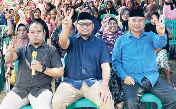 BERSAMA WARGA— Ketua DPD PKS Kota Padang Muharlion bersama Cawako dan Cawawako Padang Nomor Urut 2, M Iqbal-Amasrul, saat melakukan pertemuan dengan warga.