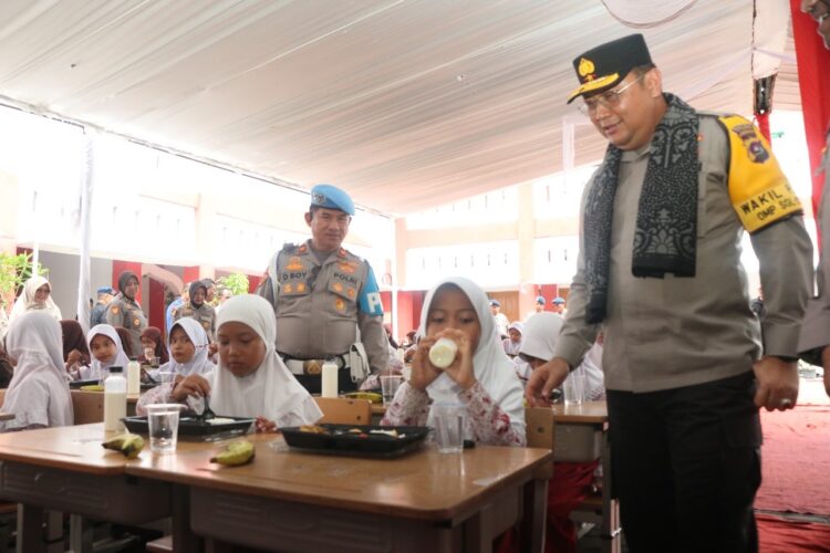 MAKAN SIANG- Wakapolda Sumbar Brigjen Pol Gupuh Setiyono saat menghadiri acara makan siang bergizi di SDN 02 Lubuk Buaya yang diselenggarakan Satbrimob Polda Sumbar.