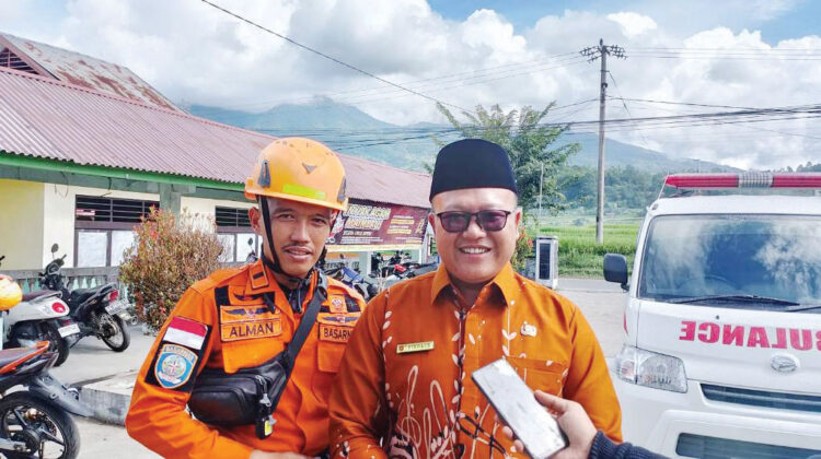 WAWANCARA— Walinagari Bukik Batabuah, Firdaus, Kamis (7/11) mengungkap sekitar 1.300 jiwa bermukim dan beraktivitas di radius 4 hingga 5 kilometer puncak gunung.