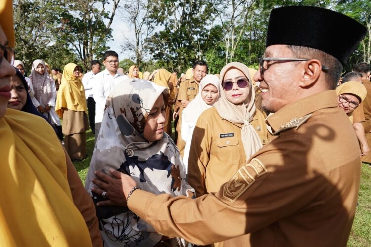 APEL GABUNGAN— Bupati Tanahdatar Eka Putra bersilaturahmi dengan para pegawai usai pimpin apel pagi gabungan ASN, Senin (25/11) di halaman kantor Bupati Tanahdatar