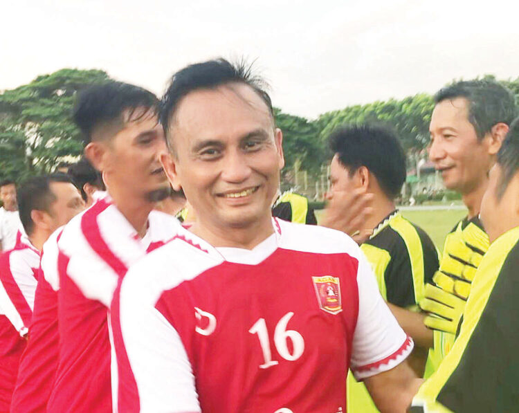 PERTANDINGAN PERSAHABATAN— Pjs Bupati Agam, Endrizal mengikuti pertandingan sepakbola persahabatan antara tim Pemkab Agam dan tim DPRD Agam, di GOR Rang Agam, Lubuk Basung, pada Senin (4/11).