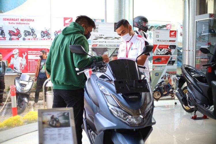 PAPARKAN— Sales marketing PT Menara Agung memaparkan fitur-fitur dan kelebihan Honda PCX kepada konsumen.