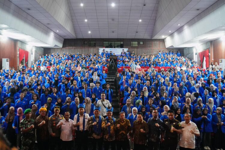 FOTO BERSAMA— Menteri Kebudayaan Fadli Zon berfoto bersama usdai Opening Ceremony Dies Natalis ke-59 Institut Seni Indonesia (ISI) Padangpanjang dengan tema Transformasi Apresiasi Seni Budaya Berbasis Platform Digital, Rabu (30/10) di Gedung Pertunjukan Hoeridjah Adam.