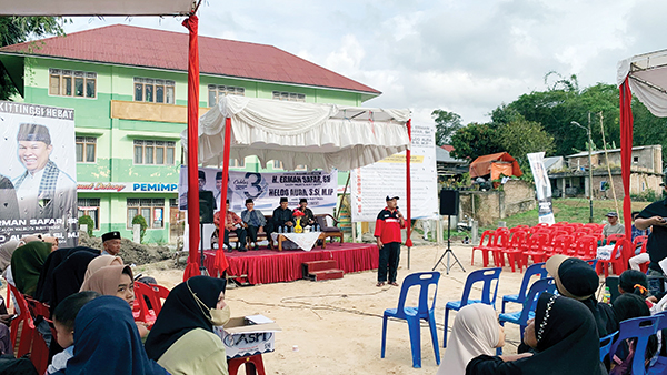 SOSIALISASI— Ratusan masyarakat di Kelurahan Pakan Labuah, Kecamatan Aur Birugo Tigo Baleh, Kota Bukittinggi hadiri sosialisasi visi dan misi dari pasangan calon Walikota dan Wakil Walikota nomor urut 3, Erman Safar-Heldo Aura, Kamis (7/11).