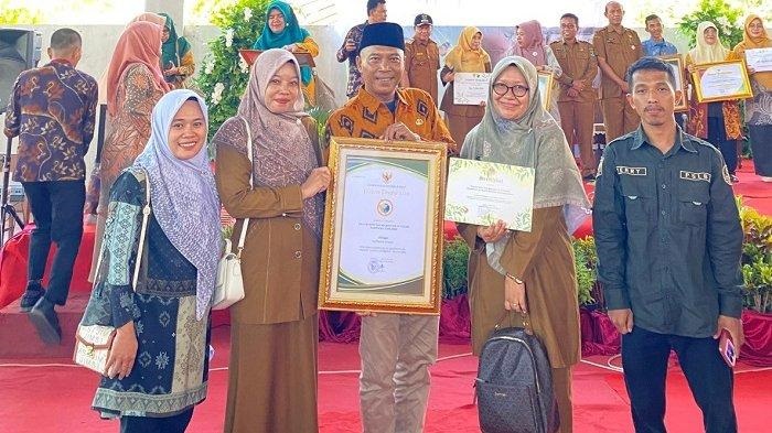 PENGHARGAAN PROIKLIM— Wali Nagari Koto Tuo Heries menerima penghargaan Proklim kategori utama Sumbar tahun 2024, yang diserahkan Kepala Dinas Lingkungan Hidup Sumbar Tasliatul Fuaddi di Padang.