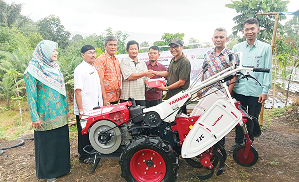 BANTUAN HAND TRAKTOR— Forum Nagari Indarung Edward, menyerahkan bantuan satu unit hand traktor kepada Ketua Kelompok Tani Kebun Bukit Atas Padayo Zamril, di Padayo, Kelurahan Indarung, Kecamatan Lubukkilangan.