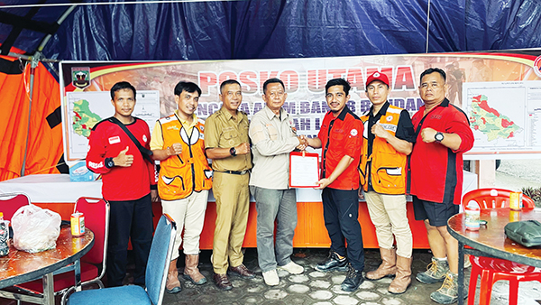 KIRIM TRC— Tim Reaksi Cepat (TRC) Semen Padang tiba di Posko Utama Bencana Alam Banjir Bandang di Sumpur Kudus, Sijunjungi dan menyerahkan bantuan untuk para korban.