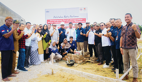 PEMBANGUNAN RUMAH— Dirut PT Semen Padang bersama Komisaris Khairul Jasmi dan pengurus DPD REI Riau foto bersama usai peletakan batu pertama pembangunan rumah Sepablock di Perumahan BSD Mandiri, Desa Karya Indah, Kecamatan Tapung, Kabupaten Kampar, Provinsi Riau, Kamis (7/11) lalu.