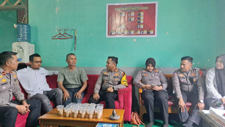 DISKUSI— Kasat Lantas Polresta Bukittinggi, AKP Muhammad Irsyad Falajatthurrachman, saat menggelar diskusi bersama pengurus BPC, Jumat (1/11).