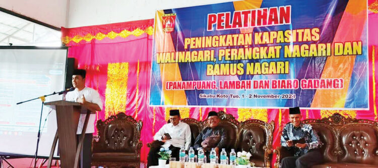 PENINGKATAN KAPASITAS— Kepala Dinas PMN Kabupaten Agam, Handria Asmi, membuka kegiatan Pelatihan Peningkatan Kapasitas bagi Walinagari, Perangkat Nagari, dan Bamus dari Nagari Panampuang, Lambah, serta Biaro Gadang, Sabtu (2/11).