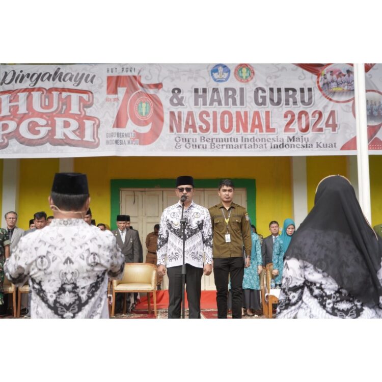 PIMPIN— Bupati Khairunas pimpin upacara gabungan  Hari Guru Nasional sekaligus HUT Persatuan Guru Republik Indonesia (PGRI)
ke-79 di Kabupaten Solok Selatan  di GOR Rimbo Tangah, Senin (25/11).